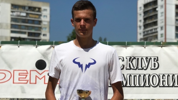 16 годишният български тенисист Симеон Терзиев спечели купата на турнира от