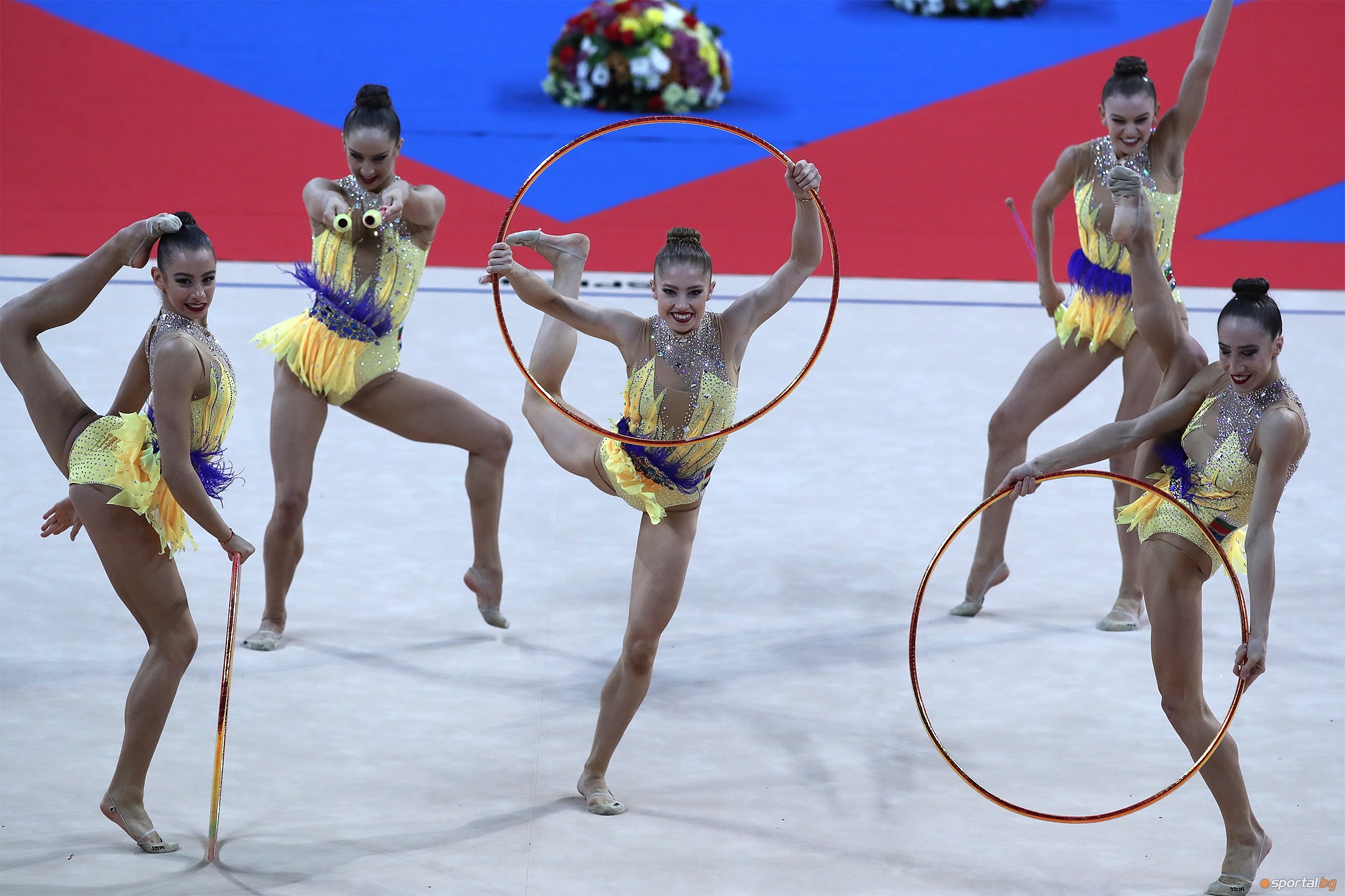 Българският ансамбъл по художествена гимнастика игра много силно днес на