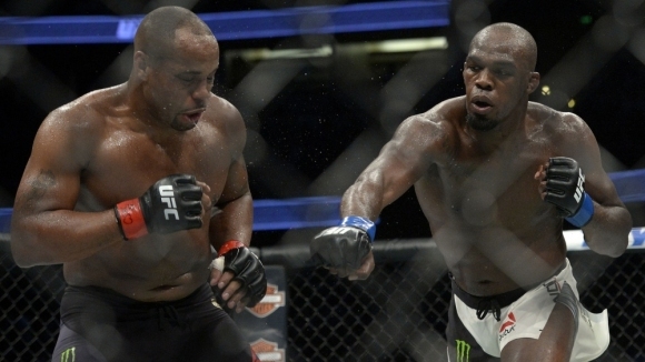 Шампионът в тежка категория Даниел Кормие и Джон Джоунс отново