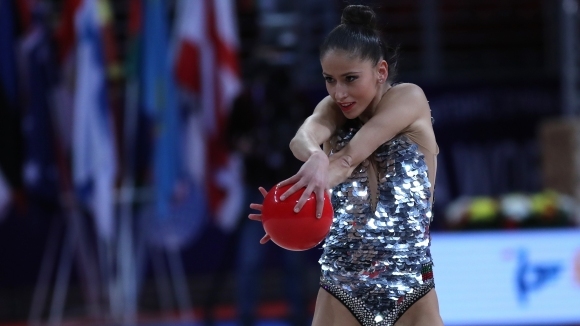 Капитанът на националния отбор по художествена гимнастика Невяна Владинова сама