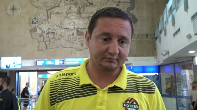 Асен Караславов уж бе уволнен от Ботев Пловдив но се