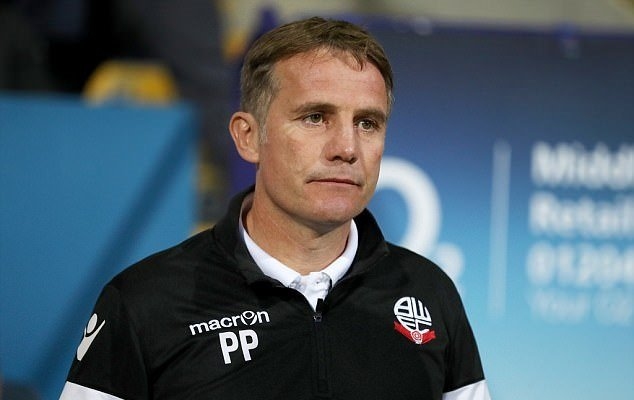 Ръководството на Болтън прие оставките на мениджъра Фил Паркинсън и