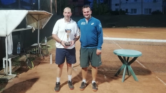 Константин Андонов на снимката вляво спечели турнира по тенис на