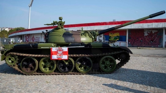 Съветски танк бе паркиран пред стадиона на Цървена звезда преди
