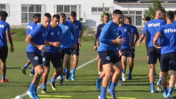 Група от 19 футболисти на Арда пристигна в София за