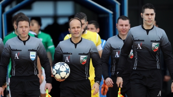 Международният футболен рефер Веселин Мишев е на прага на рекорд