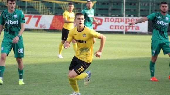 Най-младият футболист в състава на Ботев (Пловдив) Станислав Шопов удължи