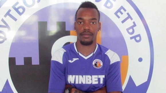 Етър направи трансферен удар като привлече нападателя Крис Гади Французинът