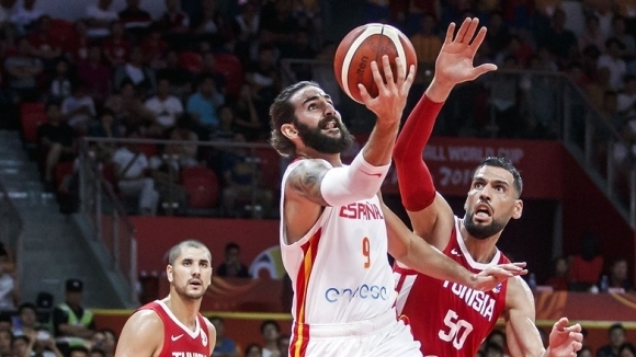 Испания стигна до категоричен успех срещу Тунис за начало на