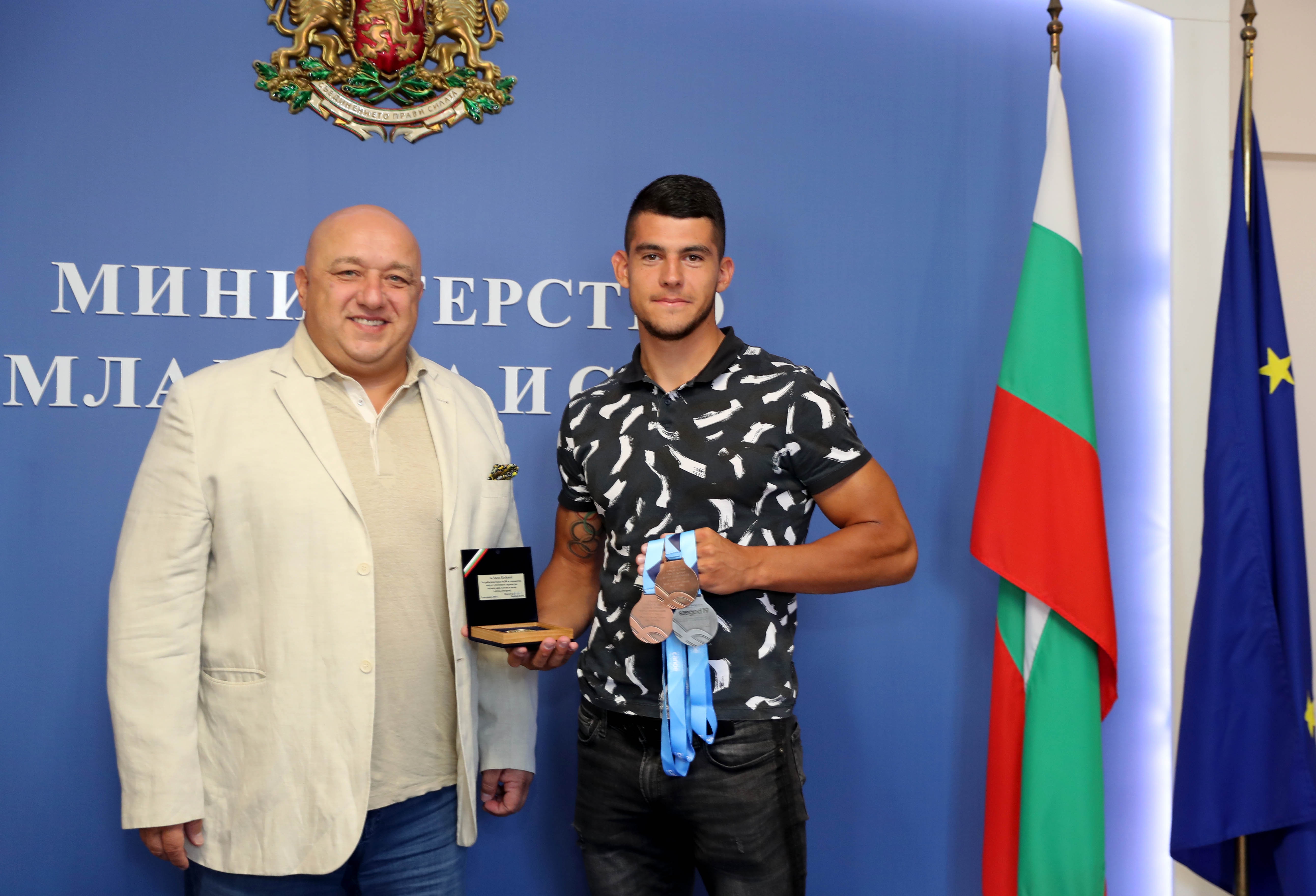Министърът на младежта и спорта Красен Кралев награди с почетен