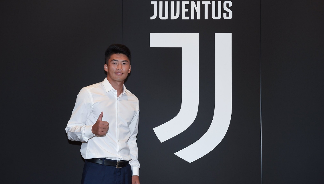 Часове преди затварянето на пазара Ювентус подписа с 20 годишния Хан