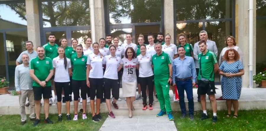 Женският национален отбор по волейбол на България посети българското посолство