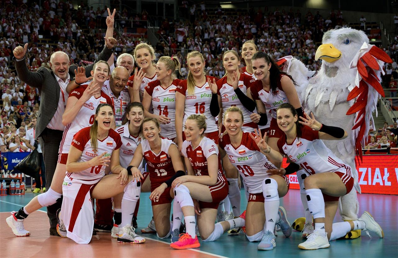 Волейболистките на Полша успяха да излъжат Германия с 3:2 (22:25,