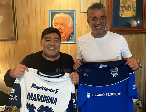Легендата на аржентинския футбол Диего Армандо Марадона подписа договор с
