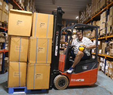 Волейболната легенда Любо Ганев дари на федерацията 700 топки С