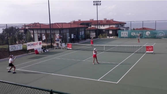 Петима български тенисисти трима юноши и две девойки