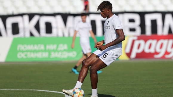 Бранителят на Локомотив Пловдив Стивън Езе най вероятно ще бъде закотвен