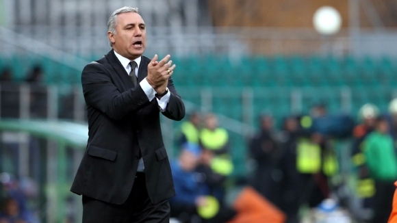 Носителят на Златната топка за 1994 година Христо Стоичков спира