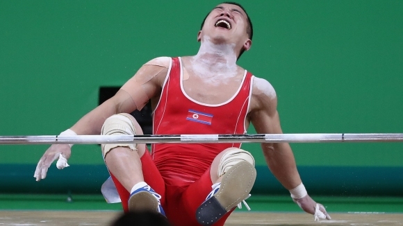 Тежкоатлетът от КНДР Ом Юн Чхол постави два световни рекорда