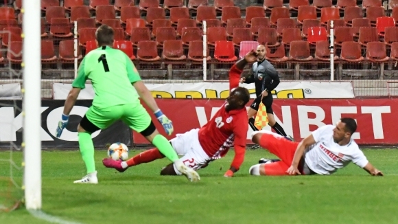Нападателят на ЦСКА София Али Соу отбеляза първия гол при победата