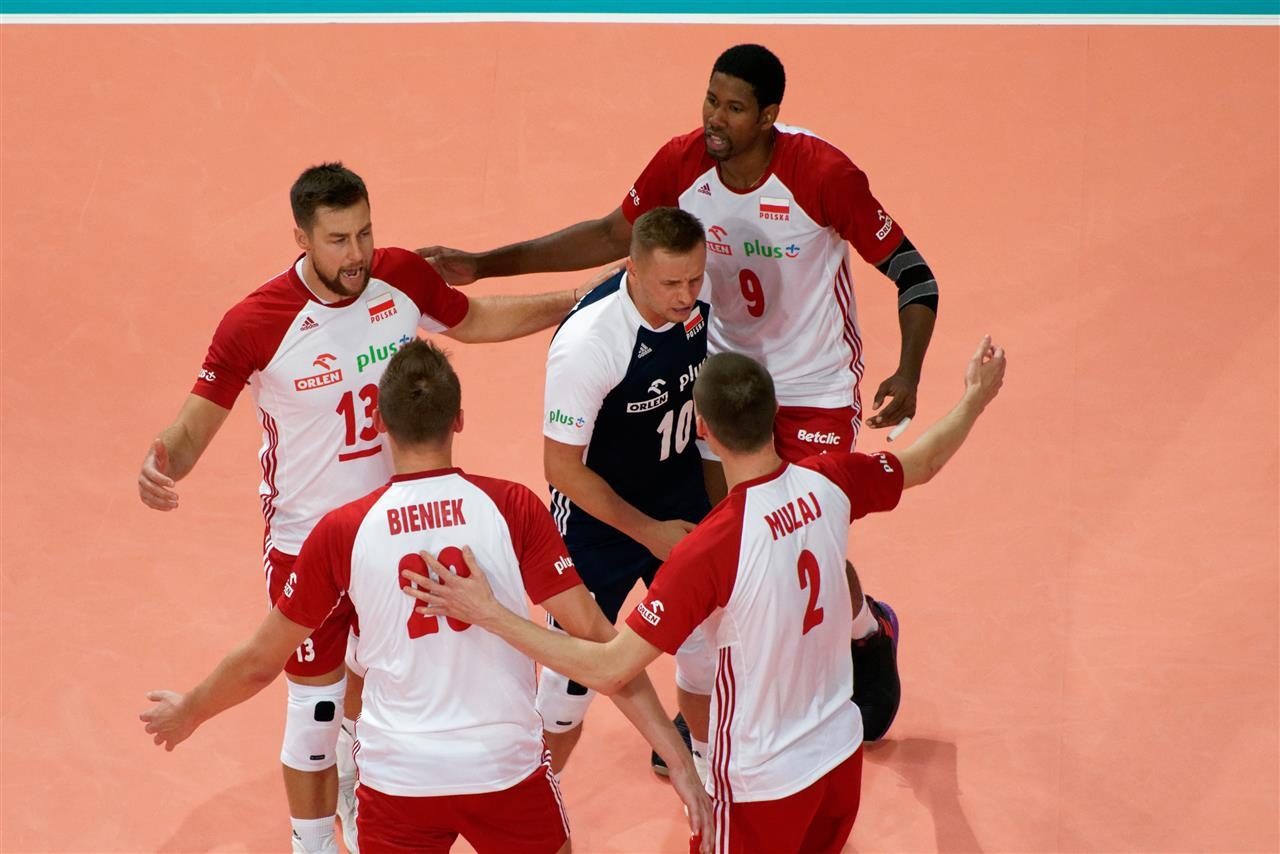 Световният волейболен шампион Полша се класира за полуфиналите на Европейското