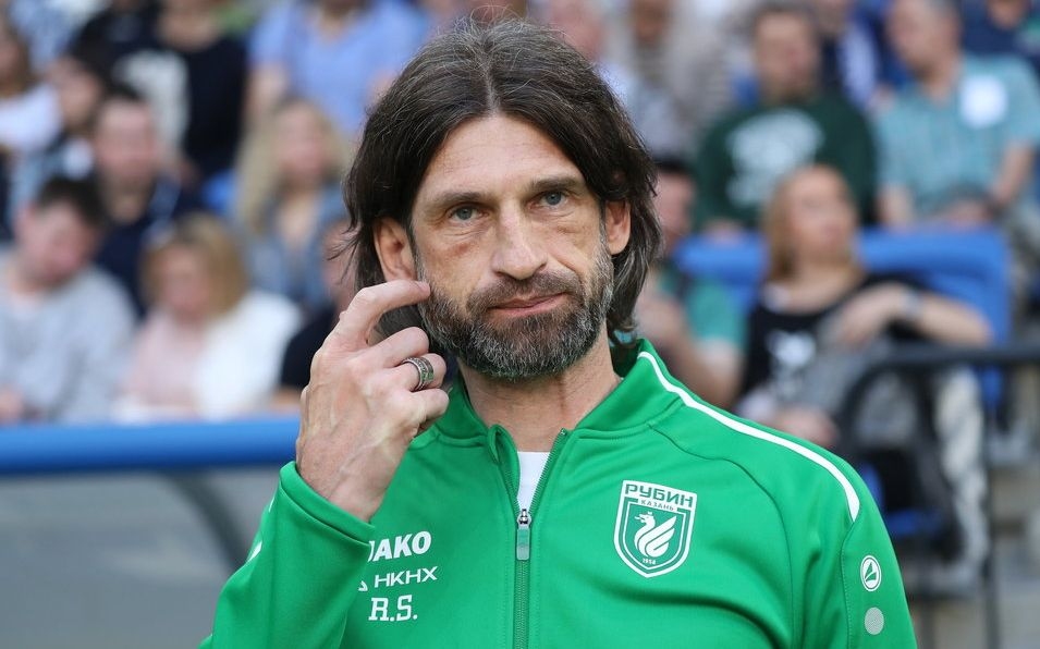 Старши треньорът на Рубин Роман Шаронов засега запазва поста си