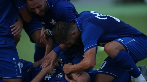 Една тренировка в Благоевград ще направят тази вечер футболистите на