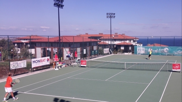 Четирима български тенисисти по двама при юношите и при девойките
