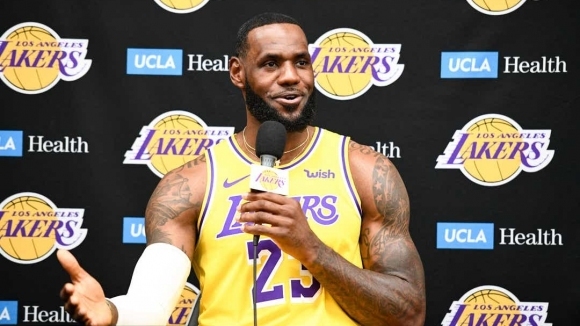 ЛеБрон Джеймс и Джеймс Хардън са поредните две суперзвезди от