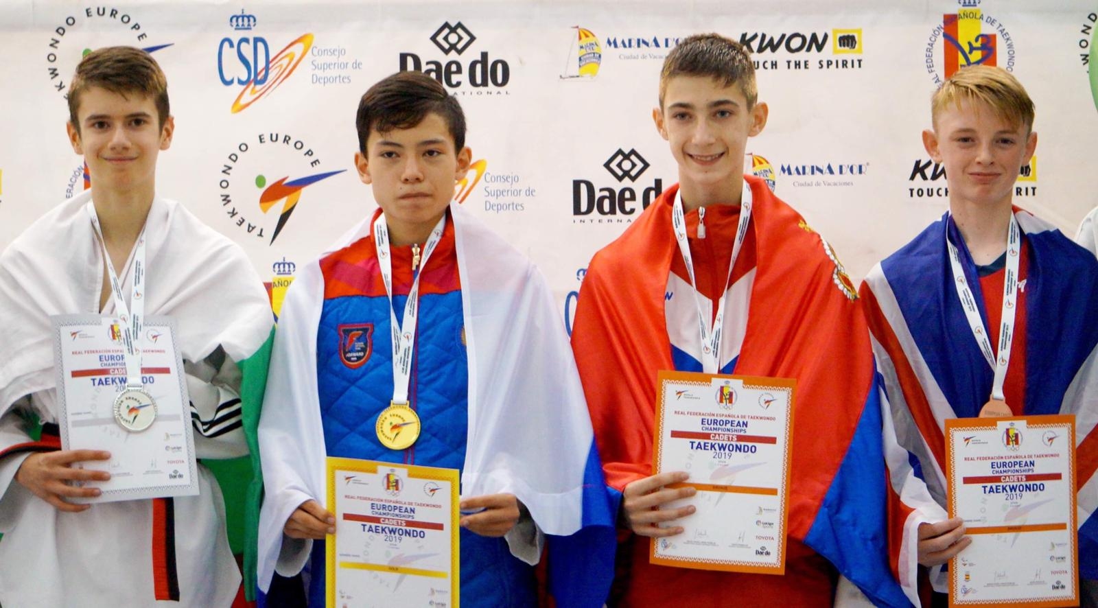 Деян Божков спечели сребърен медал в категория до 45 кг