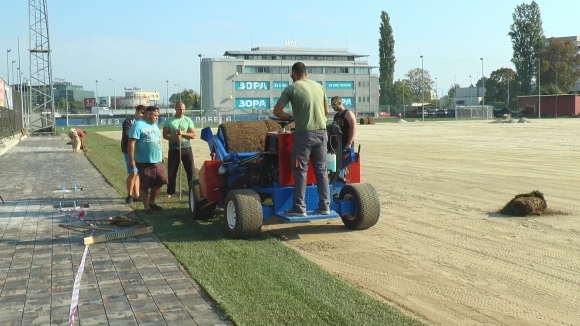 Днес започна полагането на тревното покритие на терен 2 на