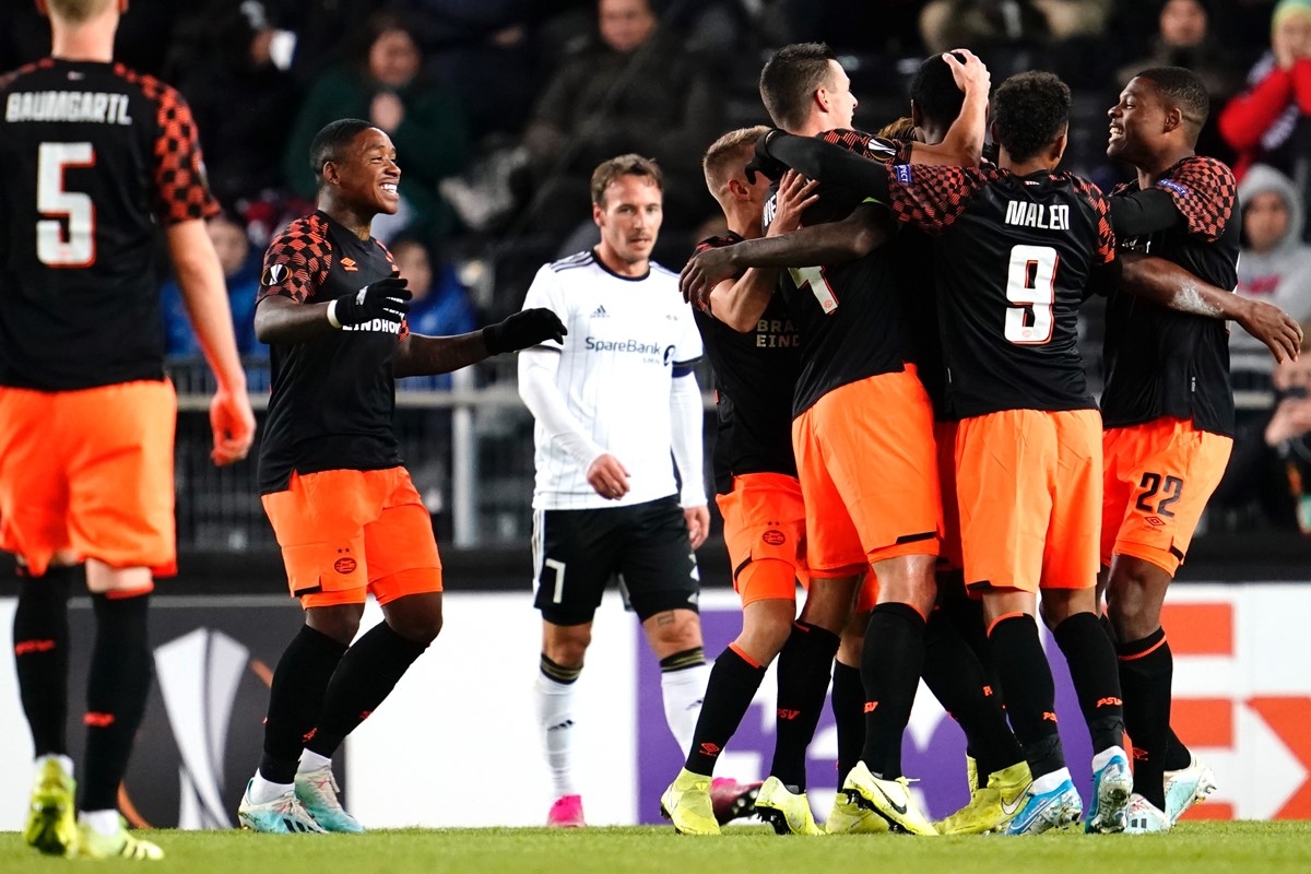 ПСВ Айндховен стигна до победа с 4 1 при гостуването си