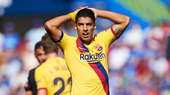 Нападателят на Барселона Луис Суарес ще пропусне двете контроли на