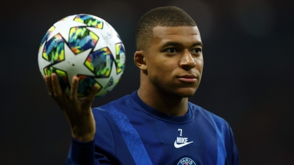 Нападателят Килиан Мбапе страда от проблем в бедрото и няма