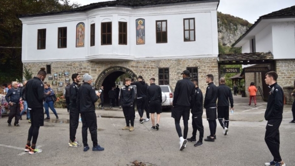 Представителният отбор на Локомотив Пловдив посети Дряновския манастир Св Архангел