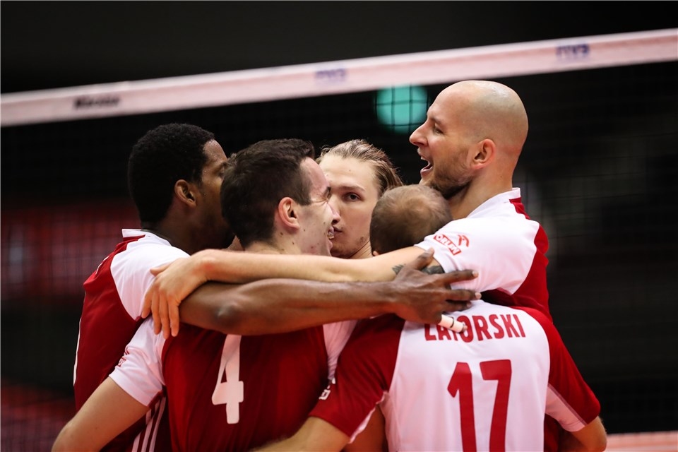 Световните шампиони от Полша постигнаха втори пореден и общо 4 и