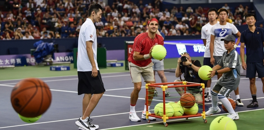 Роджър Федерер остави за малко тенис ракетата за да хване hellip
