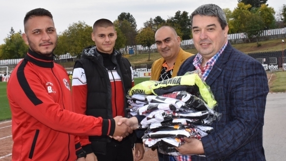 Всички деца от школата на ОФК Локомотив получиха нови състезателни
