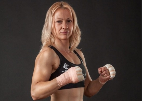 Нашумялата боксьорка Иванка Иванова Лъвицата остана без съперничка за