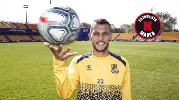 Хуан Диего Молина известен в Испания като Стоичков е футболист