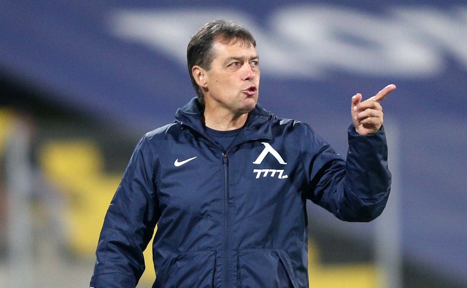 Треньорът на Левски Петър Хубчев умува дали да не организира