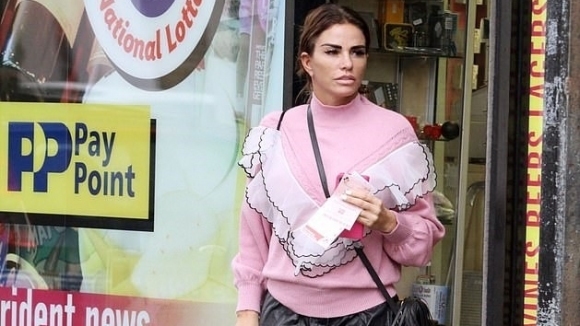 Кати Прайс беше забелязана да купува лотарийни билети след като