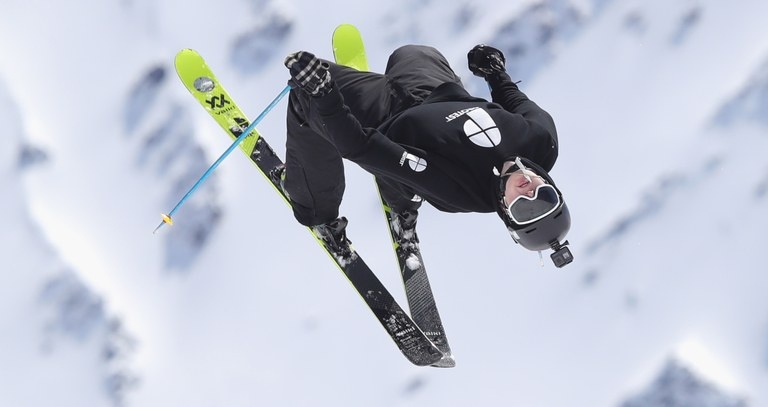 Швейцарската звезда във фрийстайл ските Андри Рагетли показа изумителните си