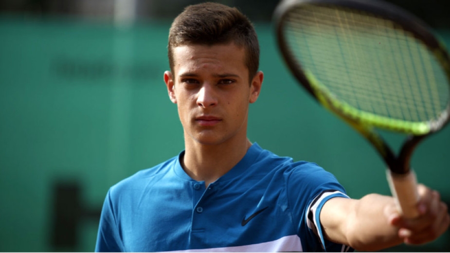 17 годишната ни млада тенис надежда Симеон Терзиев се е прицелил