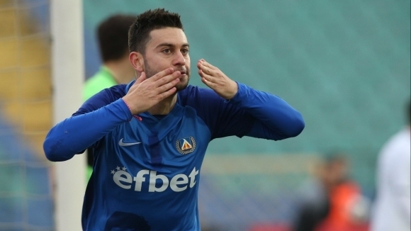 Нападателят Станислав Костов продължи договора си с Левски за нови