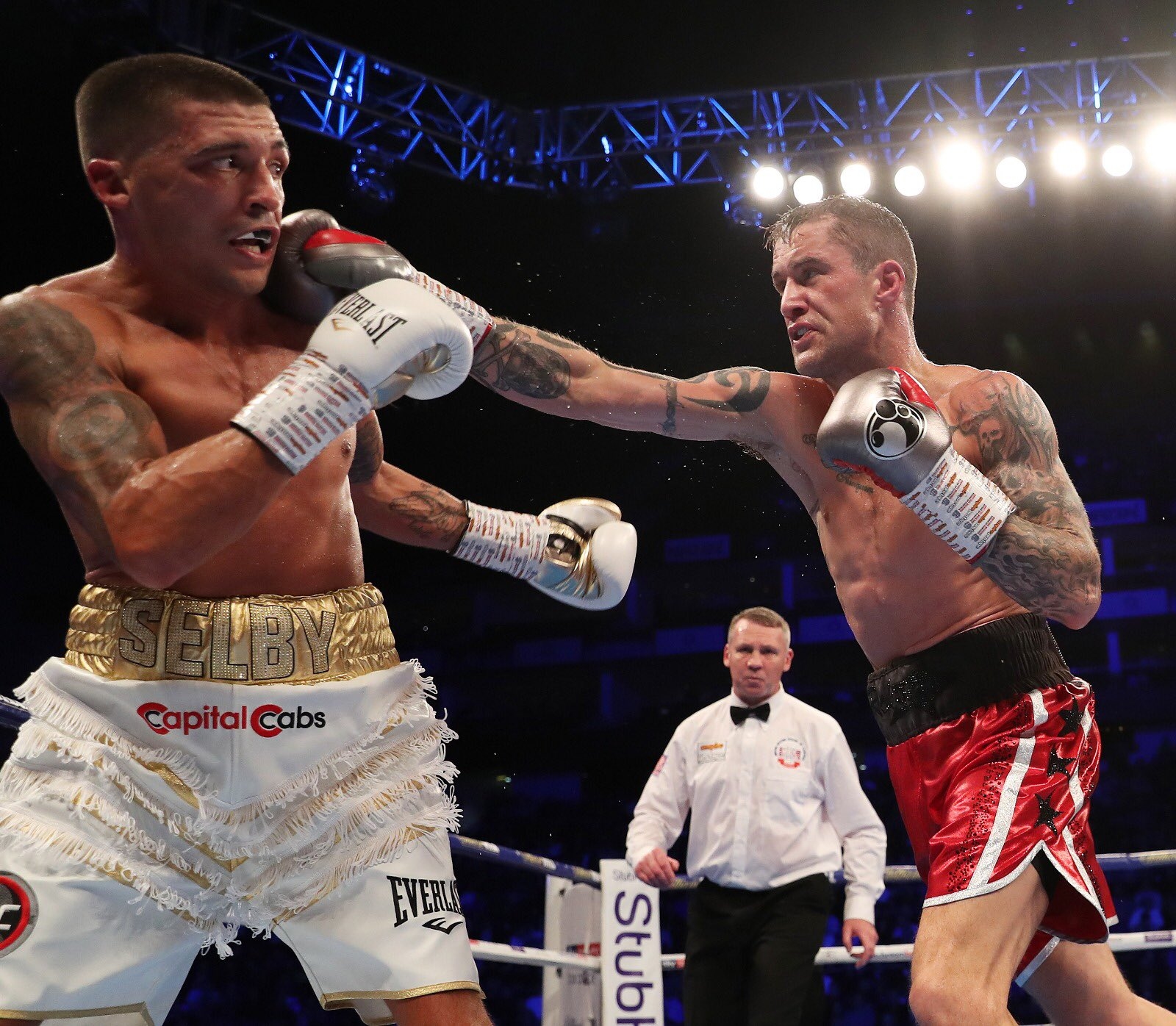 Ли Селби Уел спечели дербито на бившите световни шампиони по