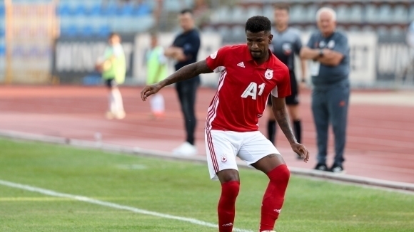 Левият бек на ЦСКА София Жеферсон явно тренира с ентусиазъм Вчера