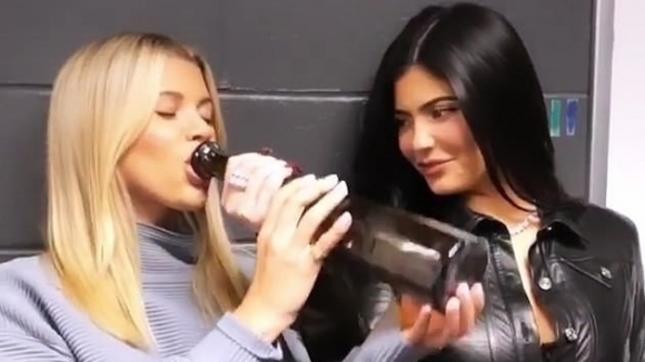 Кайли Дженър остави едногодишната дъщеря Сторми у дома за да