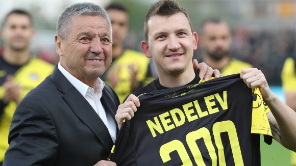 Звездата на Ботев Пловдив Тодор Неделев е поредният футболист когото
