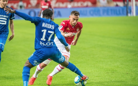 Защитникът на Монако Рубен Агияр получи червен картон в последните